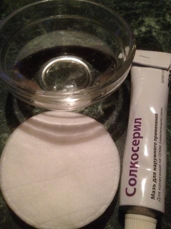 Per preparare la maschera: l'acqua, tamponi di cotone, e Dimexidum Solkoseril. 