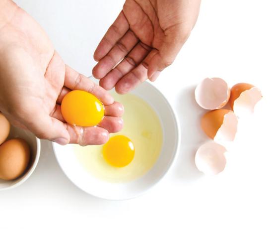 Come dividere velocemente un sacco di uova nei tuorli e albumi. Foto - Yandex. immagini