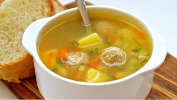 La zuppa più delizioso con polpette di carne. Semplice e veloce!