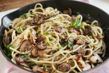 Pasta con funghi, formaggio e aglio. Veloce e gustoso