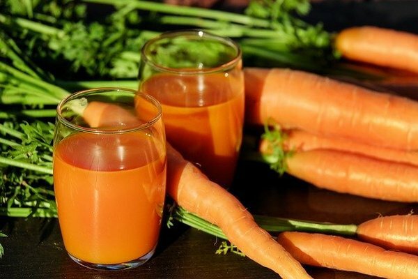 Il succo di carota aiuta come un eccellente supporto per i reni. (Foto: pixabay.com)