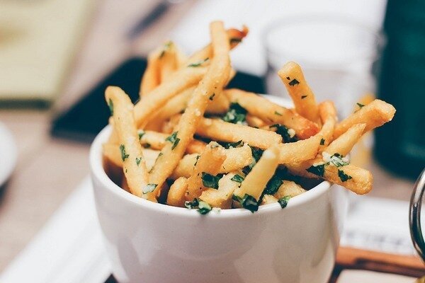 Dopo il riscaldamento, le patatine assomigliano alla gomma. (Foto: verywellfamily.com)