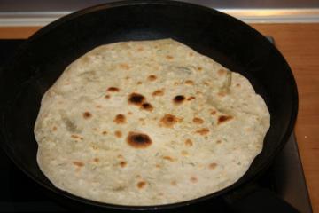 Mentre mi preparo pane pita sottile su una padella asciutta. Più gustoso di shoplifter