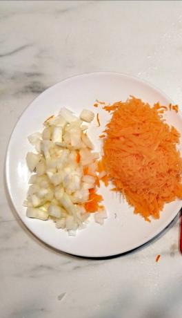 tre carote su una grattugia e tritare finemente la cipolla