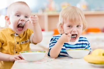 Facile ricetta per un dolce cagliata bambino (cuoco di latte di capra, e può essere da kefir)