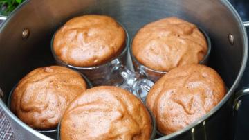 Muffins in una padella su una stufa tradizionale