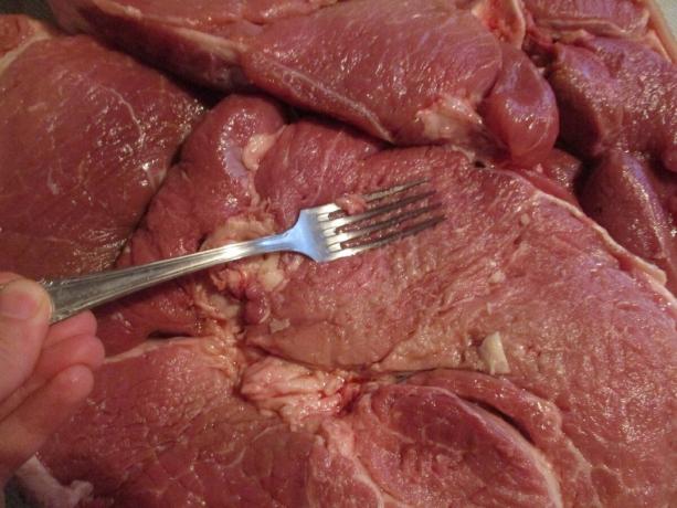 Carne quando premuto con una forchetta sembrava resiliente