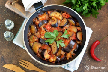 Melanzane in umido con pomodori, aglio e peperoncino