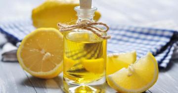 Fegato di scarpe e le tossine vascolari da olio d'oliva e succo di limone