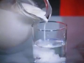 Come determinare rapidamente e facilmente che il latte disciolto con acqua (3 modi provata)