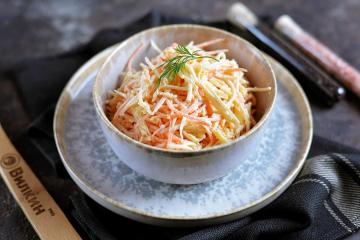 Insalata di radice di sedano con formaggio