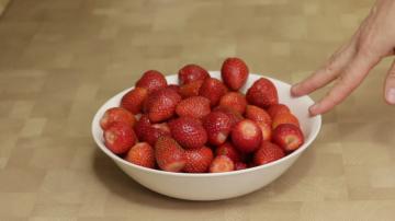 Strawberry jam incontro di orientamento. Jam mantiene il colore e il sapore di frutti di bosco freschi