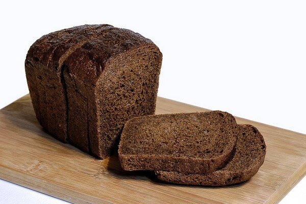 Gli scienziati hanno scoperto che sia il pane bianco che quello nero sono sani, ma questo dipende dalle caratteristiche del corpo. (Foto: Pixabay.com)