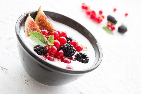 Lo yogurt naturale si abbina bene a frutta e bacche. (Foto: Pixabay.com)