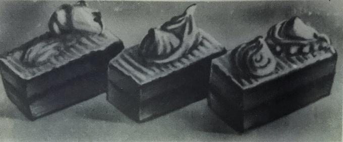 Torta "di Spagna con crema di proteine". Foto dal libro "La produzione di dolci e torte," 1976 