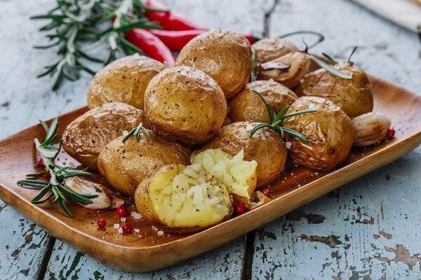 Ci sono dozzine di opzioni per cucinare le patate al cartoccio (Foto: alamy.com)