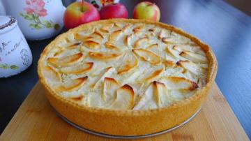 Torta con crema acida "Mele nella neve." Morbido e delizioso