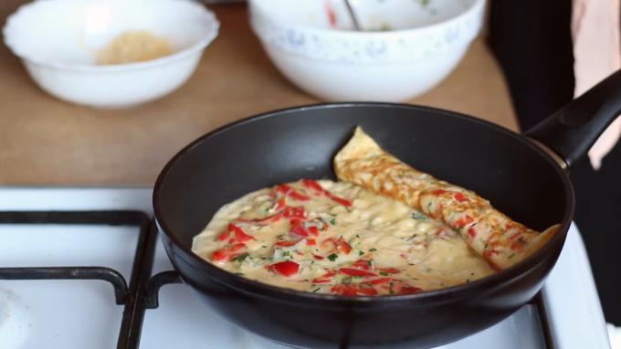Aggiungere l'omletnoy massa grezza