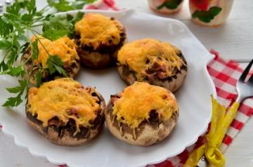 Funghi ripieni di salsiccia. Cuocere in forno