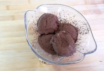 Homemade gelato al cioccolato di 3 prodotti. Cotto molto rapidamente e facilmente.