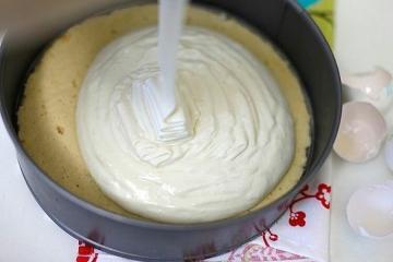Cream "Latte d'uccello" per torte e pasticcini. Delicato e delizioso