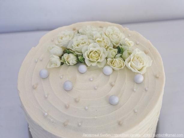 Un semplice esempio di come decorare la torta con fiori freschi