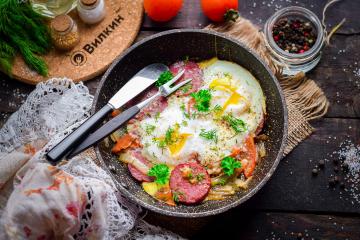 Uova fritte con pomodori e salsiccia