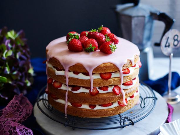 ESEMPIO finito torta con fragole e smalti. Foto - Yandex. immagini
