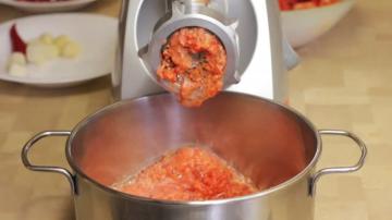 Pomodori con salsa di rafano per l'inverno senza cottura. Utile gusto "Gorlodor"