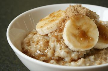 Porridge con miele, cannella e banana purea. Yummy!