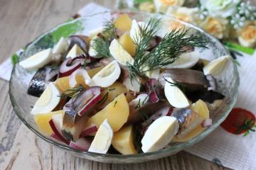 L'insalata più semplice e deliziosa con aringhe: senza pregiati tagli, anche senza mescolare