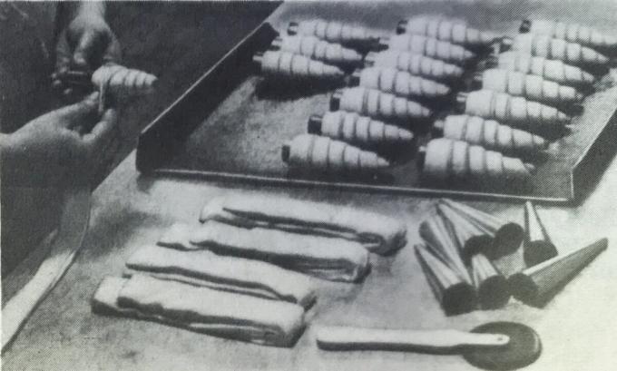 Processo di preparazione di tubuli con crema. Foto dal libro "La produzione di dolci e torte," 1976 