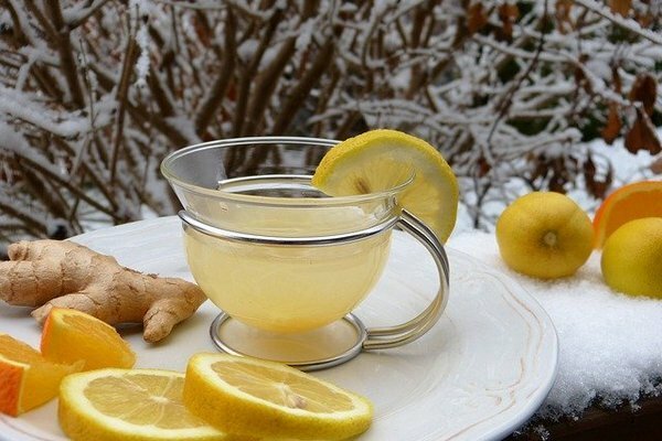 Si scopre che il tè allo zenzero aiuta non solo con il raffreddore, ma anche con i postumi di una sbornia (Foto: Pixabay.com)