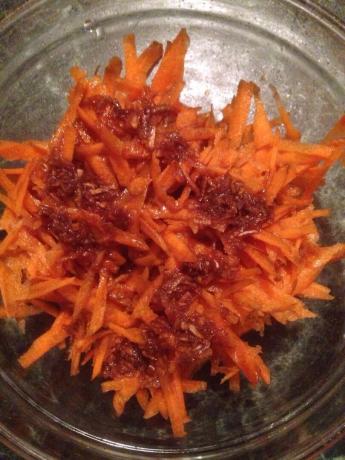 Riempire con olio caldo (con salsa di aglio e di soia) - carote, grattugiato su una grattugia.