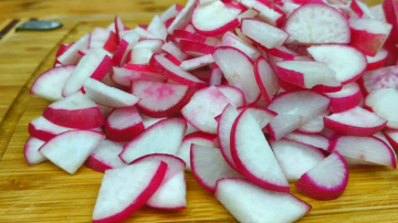 Una semplice insalata di cetrioli e ravanelli. Ci vogliono 5 minuti per cucinare e quanto è delizioso