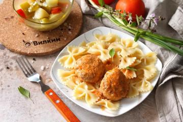 Polpette con sugo in una pentola a cottura lenta