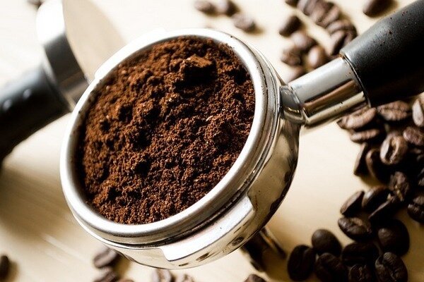 Macina il caffè, versalo in una lattina ermeticamente chiusa (Foto: pixabay.com)