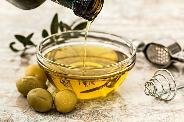 L'olio d'oliva è salutare, ma non dovresti usarlo troppo spesso (foto: Pixabay.com)