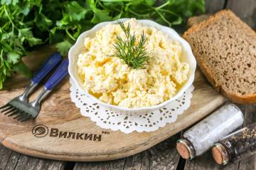 Antipasto ebraico di formaggio con aglio