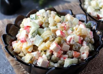 Insalata "Olivier" con bastoncini di granchio. Ricetta per il nuovo anno