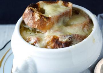 Preparare la classica zuppa di cipolle Francese