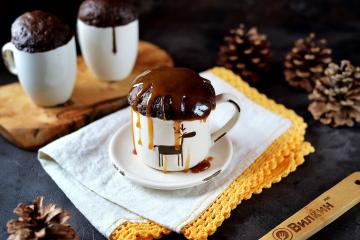 Cupcake al cioccolato in una tazza nel microonde