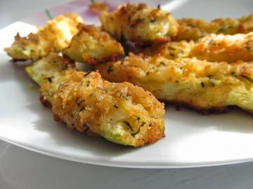 Zucchini con crosta di formaggio croccante, cotto nel forno. ricetta preferita