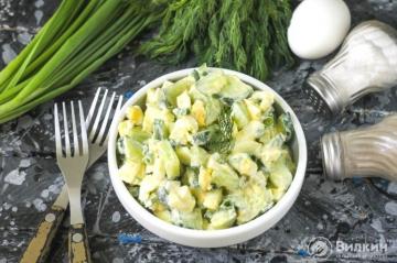 Insalata di cetrioli, uova e cipolle verdi