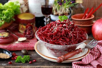 CINQUE meravigliose insalate di barbabietole, che rafforzerà i vasi sanguigni, il cuore e la memoria