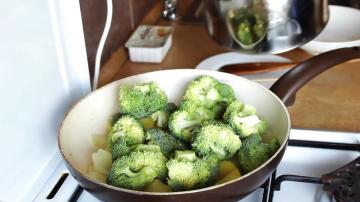 Zuppa di formaggio con i broccoli. Ricetta per pigri