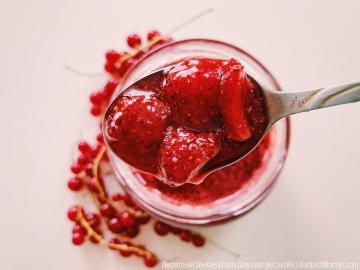 Marmellata di fragole in succo di ribes rosso. Ricetta da abbonati