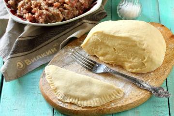 Impasto per cheburek in una macchina per il pane