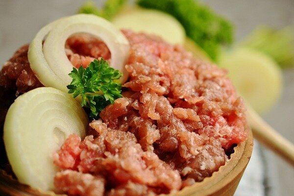  Basta aggiungere un po 'di cipolla alla carne macinata (Foto: Pixabay.com)