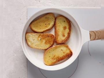 Perché ho smesso di gettare prosciugato il pane. Cucino toast alla francese